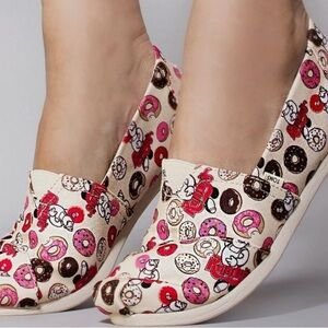 TOMS Women's LA Icon Randy’s Donut Print Alpargatas - sz 10